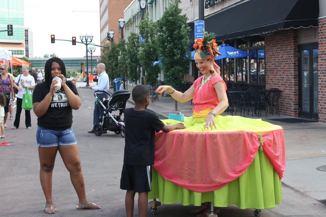 Strolling table lady interacting with patrons