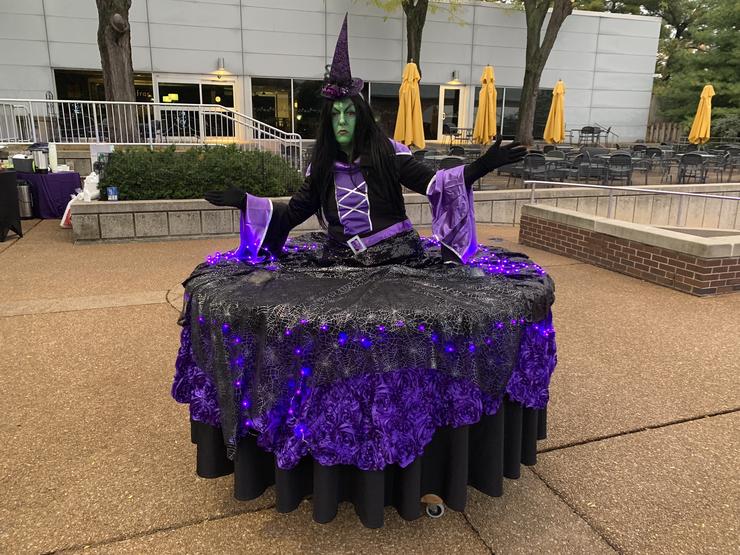 Spooky witch strolling table lights purple and black